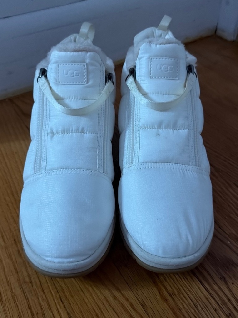 Ugg sneakers with fur outline
